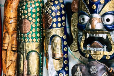 Katmandu Nepal 27 Ekim 2018 Closeup, dekoratif objeler sabah Katmandu Thamel Street bir Hediyelik eşya dükkanında satılan Nepal