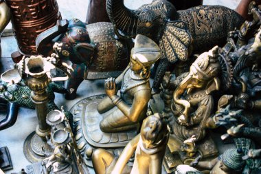 Katmandu Nepal 27 Ekim 2018 Closeup, dekoratif objeler sabah Katmandu Thamel Street bir Hediyelik eşya dükkanında satılan Nepal