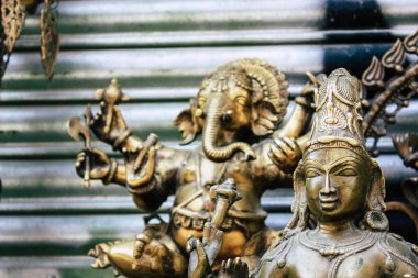 Katmandu Nepal 27 Ekim 2018 Closeup, dekoratif objeler sabah Katmandu Thamel Street bir Hediyelik eşya dükkanında satılan Nepal