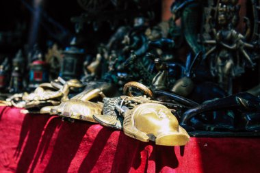 Katmandu Nepal 27 Ekim 2018 Closeup, dekoratif objeler sabah Katmandu Thamel Street bir Hediyelik eşya dükkanında satılan Nepal