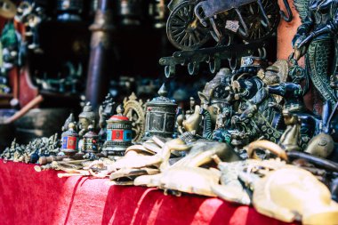 Katmandu Nepal 27 Ekim 2018 Closeup, dekoratif objeler sabah Katmandu Thamel Street bir Hediyelik eşya dükkanında satılan Nepal
