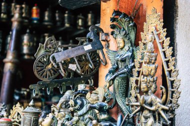 Katmandu Nepal 27 Ekim 2018 Closeup, dekoratif objeler sabah Katmandu Thamel Street bir Hediyelik eşya dükkanında satılan Nepal