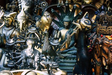 Katmandu Nepal 27 Ekim 2018 Closeup, dekoratif objeler sabah Katmandu Thamel Street bir Hediyelik eşya dükkanında satılan Nepal