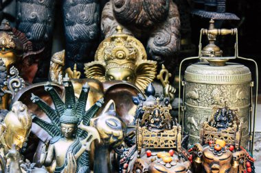 Katmandu Nepal 27 Ekim 2018 Closeup, dekoratif objeler sabah Katmandu Thamel Street bir Hediyelik eşya dükkanında satılan Nepal