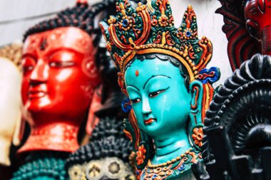 Katmandu Nepal 29 Ekim 2018 Closeup, dekoratif objeler sabah Katmandu Thamel Street bir Hatıra Eşyası dükkanında satılan Nepal