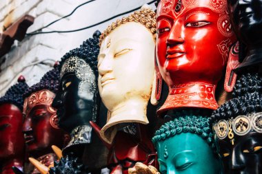 Katmandu Nepal 29 Ekim 2018 Closeup, dekoratif objeler sabah Katmandu Thamel Street bir Hatıra Eşyası dükkanında satılan Nepal