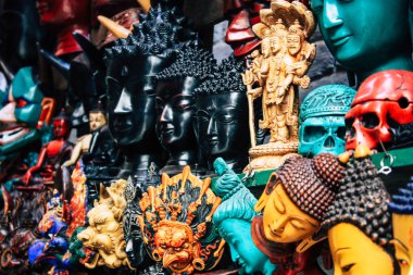Katmandu Nepal 29 Ekim 2018 Closeup, dekoratif objeler sabah Katmandu Thamel Street bir Hatıra Eşyası dükkanında satılan Nepal