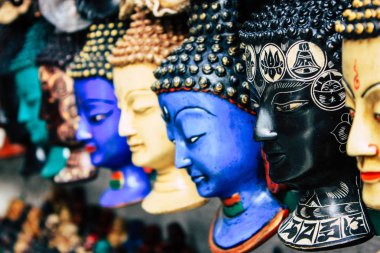 Katmandu Nepal 29 Ekim 2018 Closeup, dekoratif objeler sabah Katmandu Thamel Street bir Hatıra Eşyası dükkanında satılan Nepal