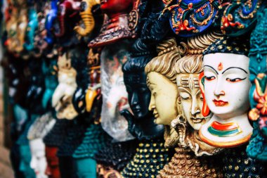 Katmandu Nepal 29 Ekim 2018 Closeup, dekoratif objeler sabah Katmandu Thamel Street bir Hatıra Eşyası dükkanında satılan Nepal
