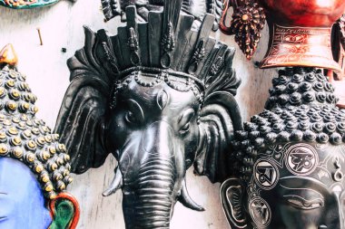 Katmandu Nepal 29 Ekim 2018 Closeup, dekoratif objeler sabah Katmandu Thamel Street bir Hatıra Eşyası dükkanında satılan Nepal