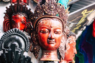 Katmandu Nepal 29 Ekim 2018 Closeup, dekoratif objeler sabah Katmandu Thamel Street bir Hatıra Eşyası dükkanında satılan Nepal