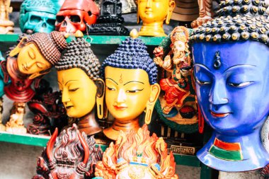Katmandu Nepal 29 Ekim 2018 Closeup, dekoratif objeler sabah Katmandu Thamel Street bir Hatıra Eşyası dükkanında satılan Nepal