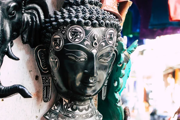Katmandu Nepal 29 Ekim 2018 Closeup, dekoratif objeler sabah Katmandu Thamel Street bir Hatıra Eşyası dükkanında satılan Nepal