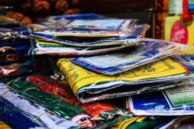 Katmandu Nepal 29 Ekim 2018 Closeup, dekoratif objeler sabah Katmandu Thamel Street bir Hatıra Eşyası dükkanında satılan Nepal