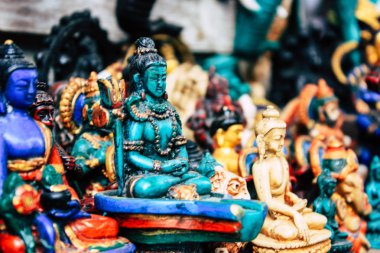 Katmandu Nepal 29 Ekim 2018 Closeup, dekoratif objeler sabah Katmandu Thamel Street bir Hatıra Eşyası dükkanında satılan Nepal