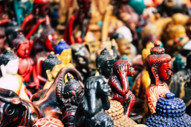 Katmandu Nepal 29 Ekim 2018 Closeup, dekoratif objeler sabah Katmandu Thamel Street bir Hatıra Eşyası dükkanında satılan Nepal