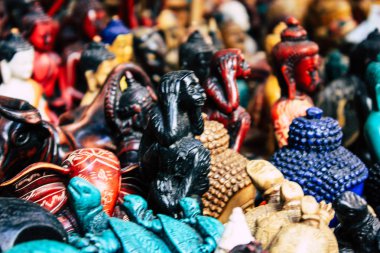 Katmandu Nepal 29 Ekim 2018 Closeup, dekoratif objeler sabah Katmandu Thamel Street bir Hatıra Eşyası dükkanında satılan Nepal