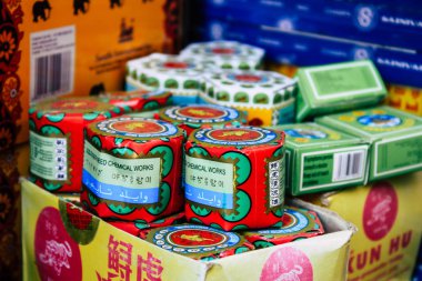 Katmandu Nepal 29 Ekim 2018 Closeup, dekoratif objeler sabah Katmandu Thamel Street bir Hatıra Eşyası dükkanında satılan Nepal