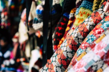 Katmandu Nepal 29 Ekim 2018 Closeup, dekoratif objeler sabah Katmandu Thamel Street bir Hatıra Eşyası dükkanında satılan Nepal