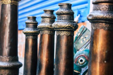 Katmandu Nepal 29 Ekim 2018 Closeup, dekoratif objeler sabah Katmandu Thamel Street bir Hatıra Eşyası dükkanında satılan Nepal