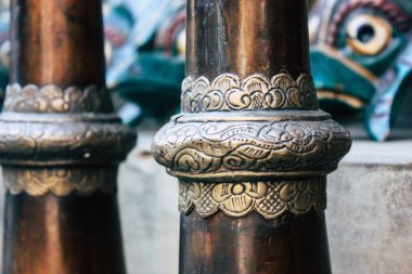 Katmandu Nepal 29 Ekim 2018 Closeup, dekoratif objeler sabah Katmandu Thamel Street bir Hatıra Eşyası dükkanında satılan Nepal