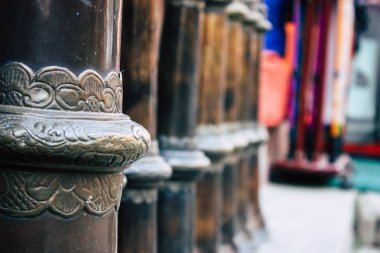Katmandu Nepal 29 Ekim 2018 Closeup, dekoratif objeler sabah Katmandu Thamel Street bir Hatıra Eşyası dükkanında satılan Nepal
