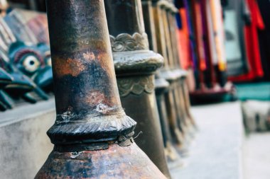 Katmandu Nepal 29 Ekim 2018 Closeup, dekoratif objeler sabah Katmandu Thamel Street bir Hatıra Eşyası dükkanında satılan Nepal