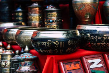 Katmandu Nepal 29 Ekim 2018 Closeup, dekoratif objeler sabah Katmandu Thamel Street bir Hatıra Eşyası dükkanında satılan Nepal