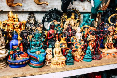 Katmandu Nepal 29 Ekim 2018 Closeup, dekoratif objeler sabah Katmandu Thamel Street bir Hatıra Eşyası dükkanında satılan Nepal