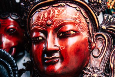 Katmandu Nepal 29 Ekim 2018 Closeup, dekoratif objeler sabah Katmandu Thamel Street bir Hatıra Eşyası dükkanında satılan Nepal