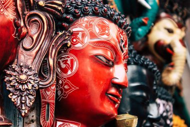 Katmandu Nepal 29 Ekim 2018 Closeup, dekoratif objeler sabah Katmandu Thamel Street bir Hatıra Eşyası dükkanında satılan Nepal