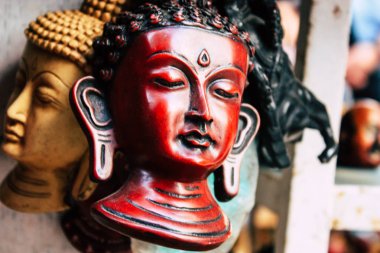 Katmandu Nepal 29 Ekim 2018 Closeup, dekoratif objeler sabah Katmandu Thamel Street bir Hatıra Eşyası dükkanında satılan Nepal