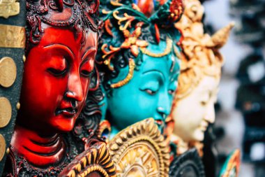 Katmandu Nepal 29 Ekim 2018 Closeup, dekoratif objeler sabah Katmandu Thamel Street bir Hatıra Eşyası dükkanında satılan Nepal