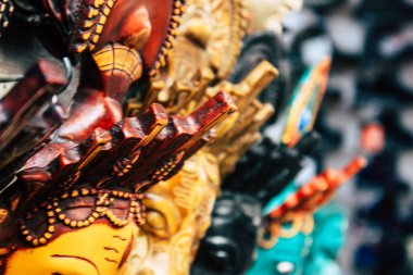 Katmandu Nepal 29 Ekim 2018 Closeup, dekoratif objeler sabah Katmandu Thamel Street bir Hatıra Eşyası dükkanında satılan Nepal