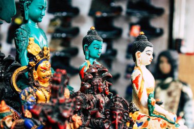 Katmandu Nepal 29 Ekim 2018 Closeup, dekoratif objeler sabah Katmandu Thamel Street bir Hatıra Eşyası dükkanında satılan Nepal