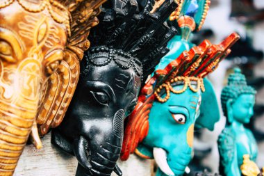 Katmandu Nepal 29 Ekim 2018 Closeup, dekoratif objeler sabah Katmandu Thamel Street bir Hatıra Eşyası dükkanında satılan Nepal