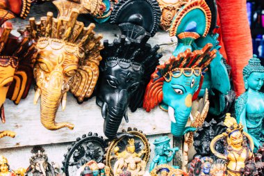 Katmandu Nepal 29 Ekim 2018 Closeup, dekoratif objeler sabah Katmandu Thamel Street bir Hatıra Eşyası dükkanında satılan Nepal