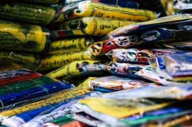 Katmandu Nepal 29 Ekim 2018 Closeup, dekoratif objeler sabah Katmandu Thamel Street bir Hatıra Eşyası dükkanında satılan Nepal