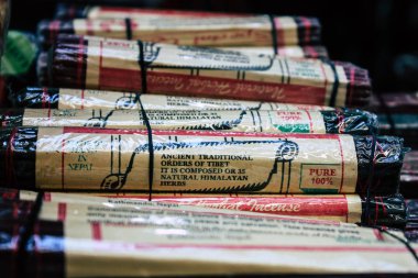 Katmandu Nepal 29 Ekim 2018 Closeup, dekoratif objeler sabah Katmandu Thamel Street bir Hatıra Eşyası dükkanında satılan Nepal