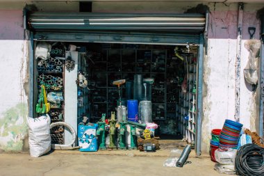 : Lumbini Nepal 1 Kasım 2018 öğleden sonra eski Lumbini ana caddesinin bir geleneksel Nepal deposunda görünümünü