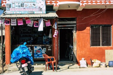 : Lumbini Nepal 1 Kasım 2018 öğleden sonra eski Lumbini ana caddesinin bir geleneksel Nepal deposunda görünümünü