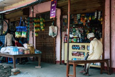 : Lumbini Nepal 1 Kasım 2018 öğleden sonra eski Lumbini ana caddesinin bir geleneksel Nepal deposunda görünümünü