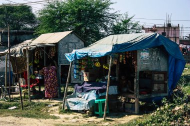: Lumbini Nepal 1 Kasım 2018 öğleden sonra eski Lumbini ana caddesinin bir geleneksel Nepal deposunda görünümünü