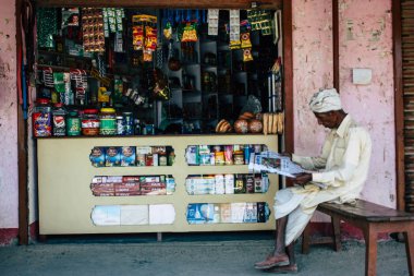 : Lumbini Nepal 1 Kasım 2018 öğleden sonra eski Lumbini ana caddesinin bir geleneksel Nepal deposunda görünümünü