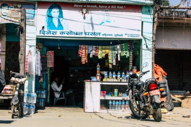 : Lumbini Nepal 1 Kasım 2018 öğleden sonra eski Lumbini ana caddesinin bir geleneksel Nepal deposunda görünümünü