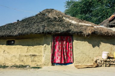 : Lumbini Nepal 1 Kasım 2018 öğleden sonra eski Lumbini ana caddesinin bir geleneksel Nepal evde görünümünü