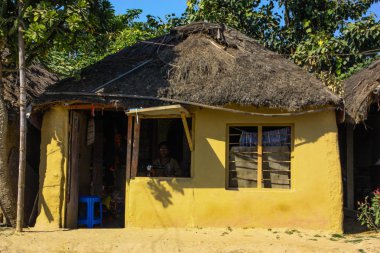 : Lumbini Nepal 1 Kasım 2018 öğleden sonra eski Lumbini ana caddesinin bir geleneksel Nepal evde görünümünü