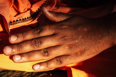 : Lumbini Nepal 2 Kasım 2018 öğleden sonra Saddhu görünüm: Lumbini Kutsal buda Garden Kutsal ağacın altında dua