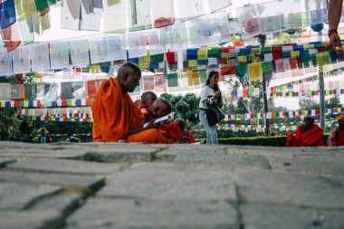 : Lumbini Nepal 2 Kasım 2018 öğleden sonra Saddhu görünüm: Lumbini Kutsal buda Garden Kutsal ağacın altında dua