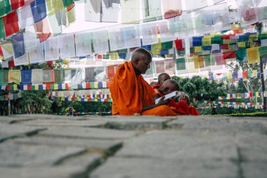 : Lumbini Nepal 2 Kasım 2018 öğleden sonra Saddhu görünüm: Lumbini Kutsal buda Garden Kutsal ağacın altında dua